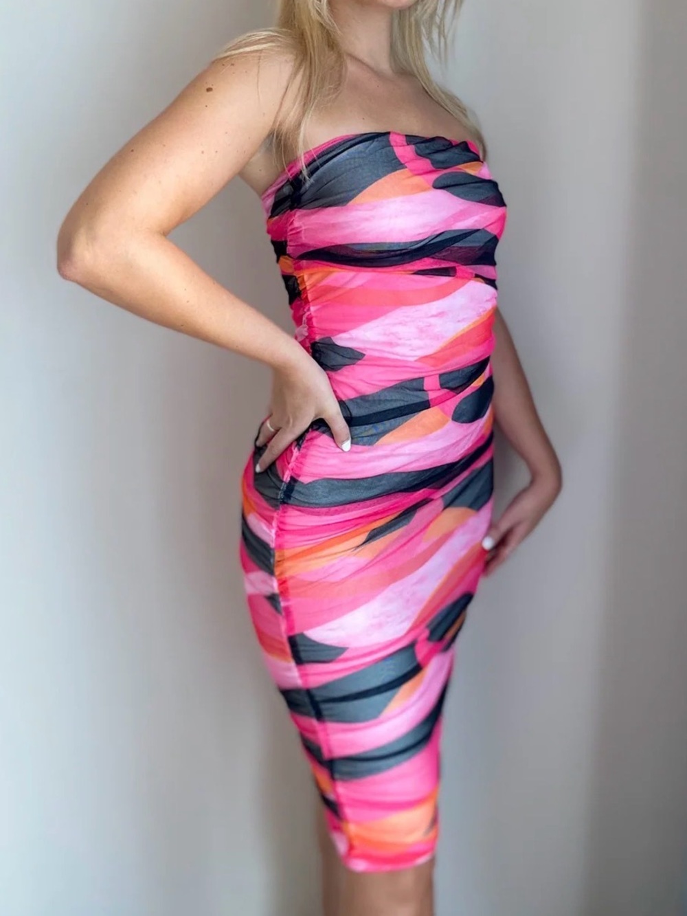 Abstract Strapless Ruched Bodycon Dress - Picture 3 of 11